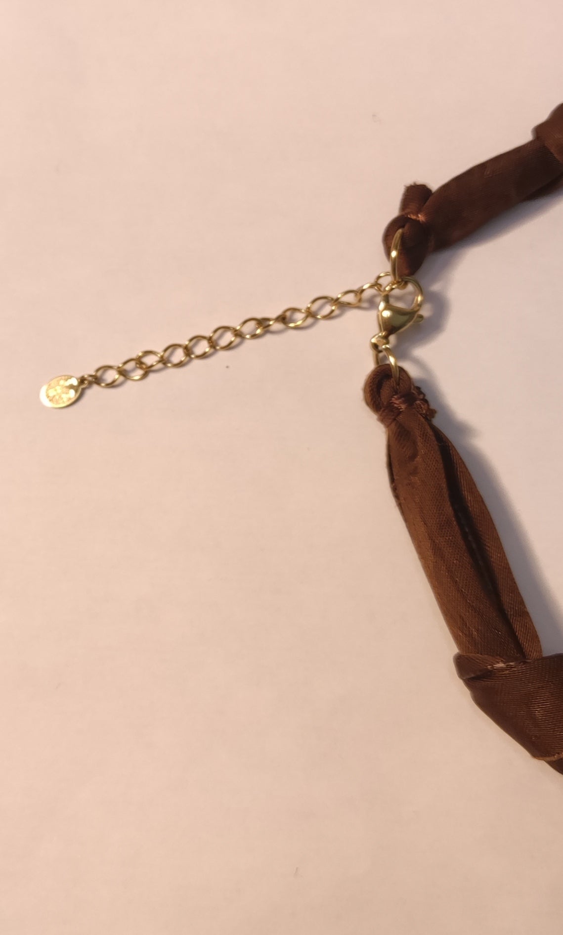 Fermoir d'un collier en tissu marron avec gros pendentif fleur dorée - Rêve de Rose