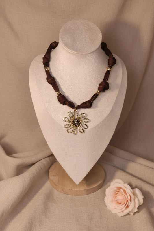 Collier en tissu marron avec gros pendentif fleur dorée - Rêve de Rose