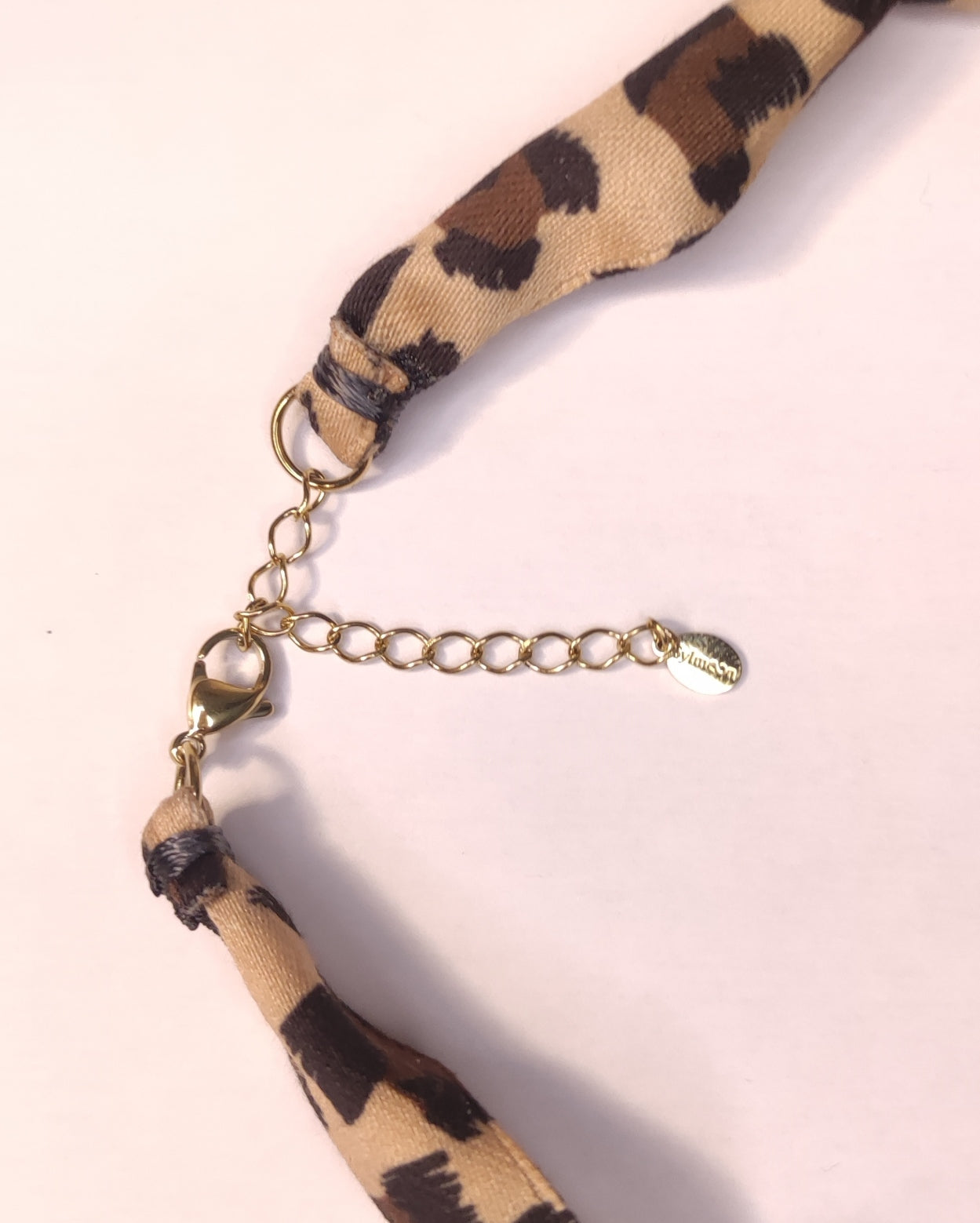 Fermoir d'un collier tissu léopard avec pendentif fleur marron en résine - Rêve de Rose