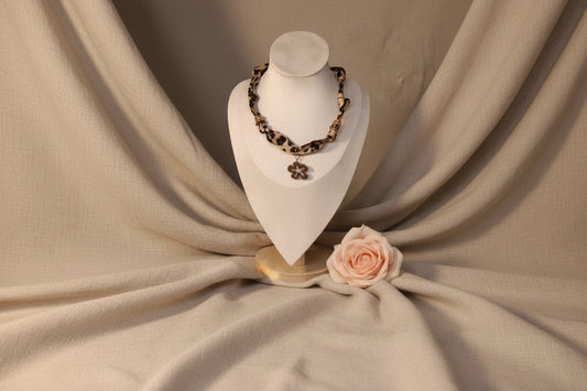 Collier tissu léopard avec pendentif fleur marron en résine - Rêve de Rose