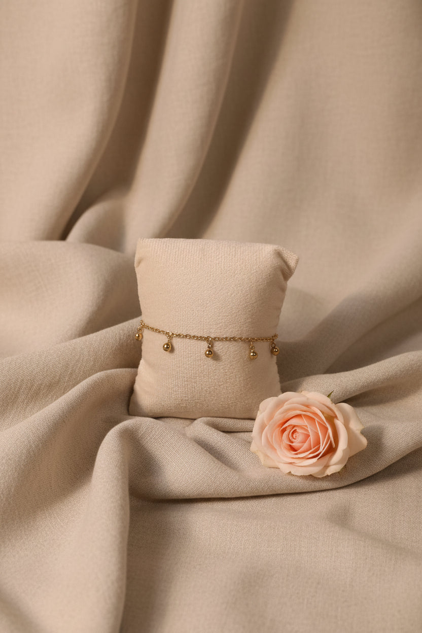Bracelet chaîne fine avec des petites perles dorées pendantes - Rêve de Rose
