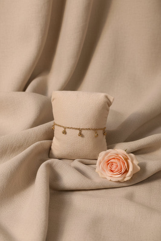 Bracelet chaîne fine avec des petites perles dorées pendantes - Rêve de Rose
