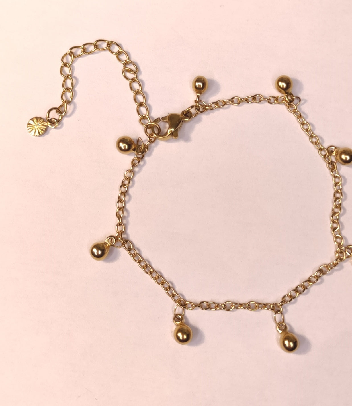 Détail bracelet chaîne fine avec des petites perles dorées pendantes - Rêve de Rose