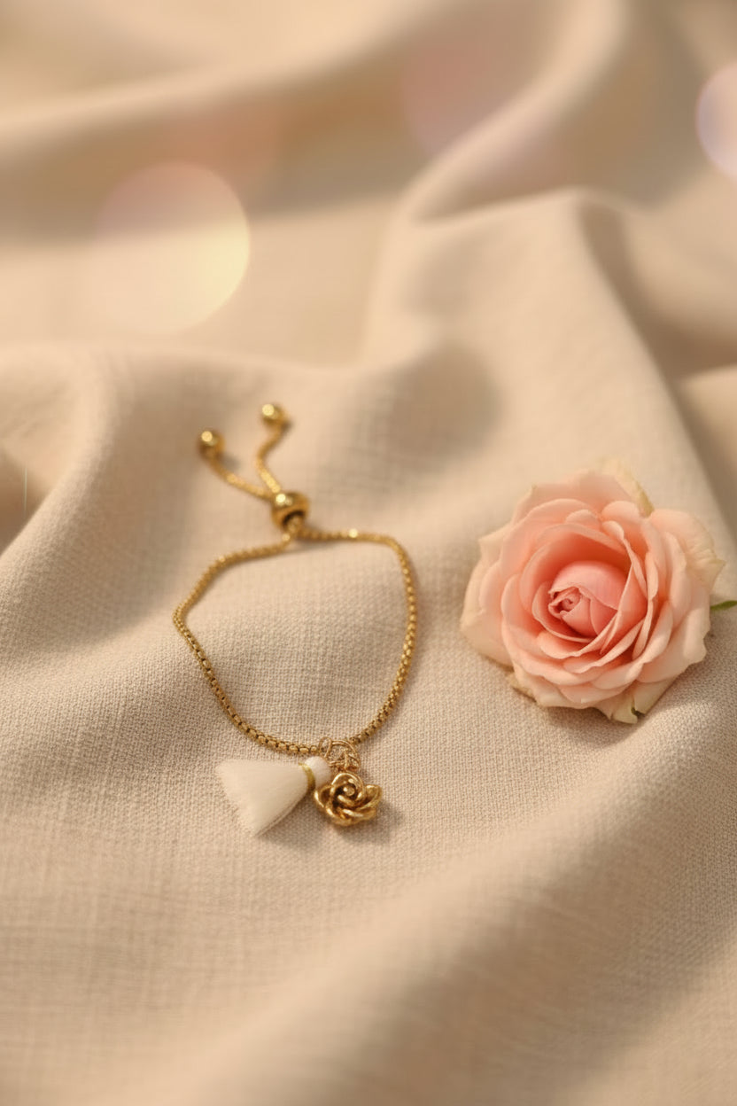 Bracelet réglable doré avec 2 charms, une rose dorée et un pompon beige - Rêve de Rose