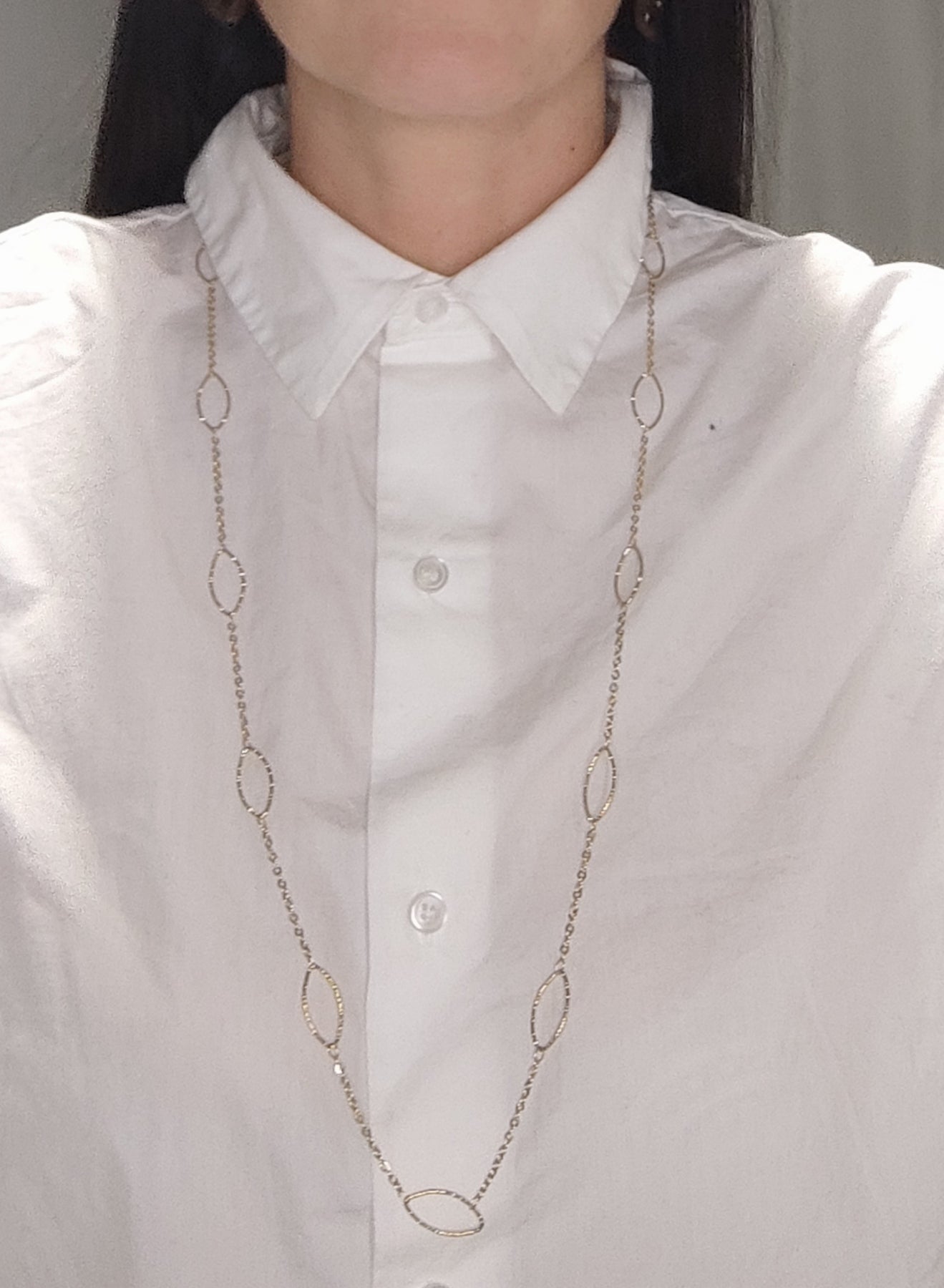 Femme portant un collier sautoir doré avec alternance de maillons fins et de maillons ovales - Rêve de Rose