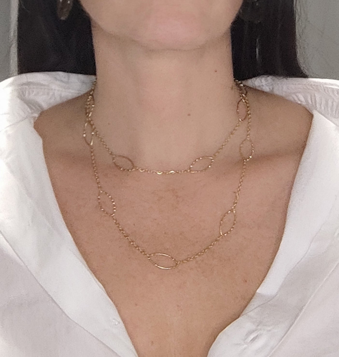 Femme portant un collier sautoir doré avec alternance de maillons fins et de maillons ovales - Rêve de Rose