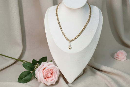 Collier chaîne dorée aux maillons serrés avec pendentif perle blanche et un petit cœur doré - Rêve de Rose