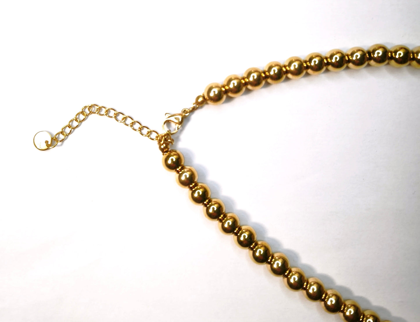 Fermoir d'un collier perles dorées avec pendentif cœur transparent avec perles blanches - Rêve de Rose