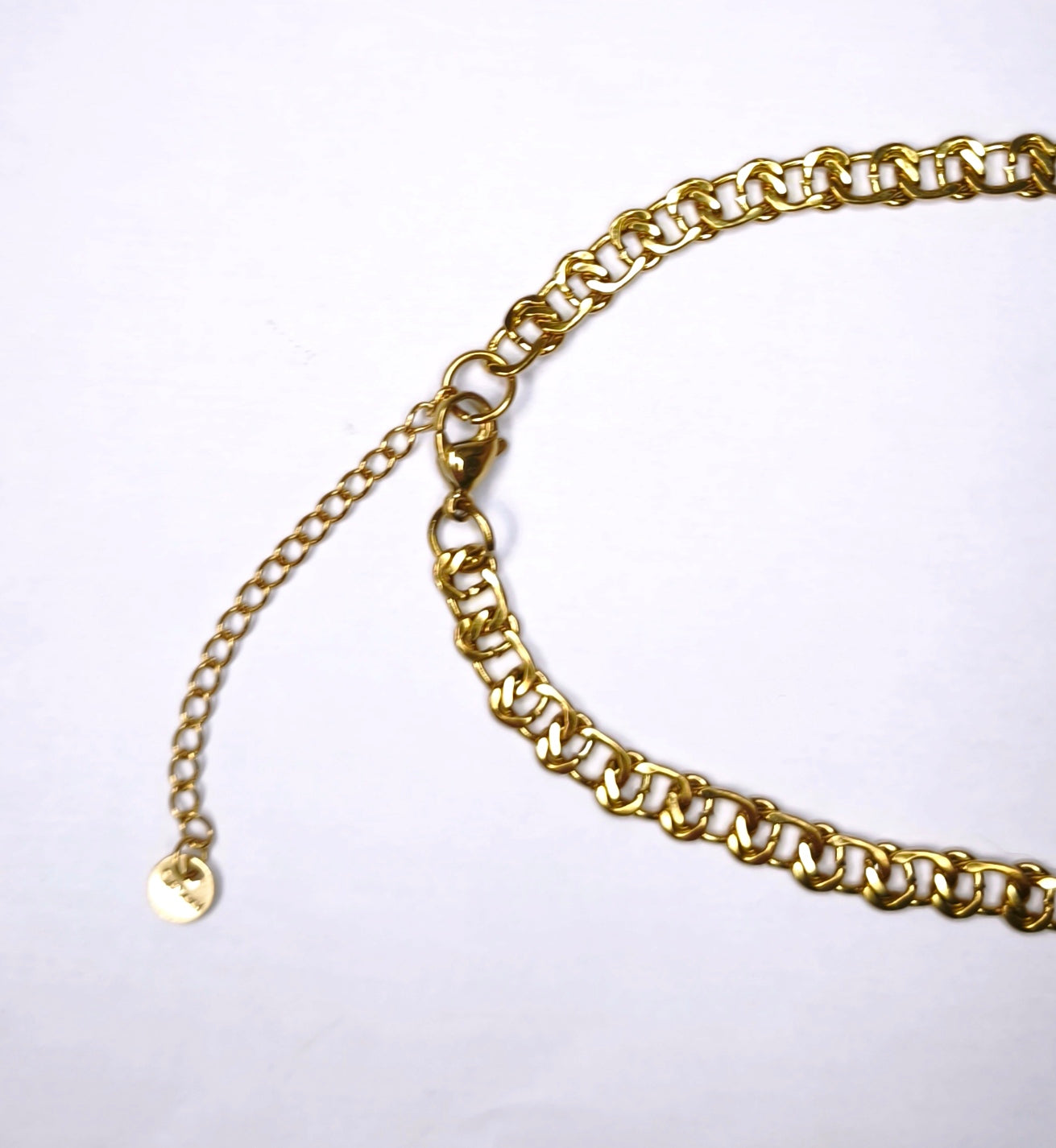 Fermoir d'un collier chaîne dorée aux maillons serrés avec pendentif perle blanche et un petit cœur doré - Rêve de Rose