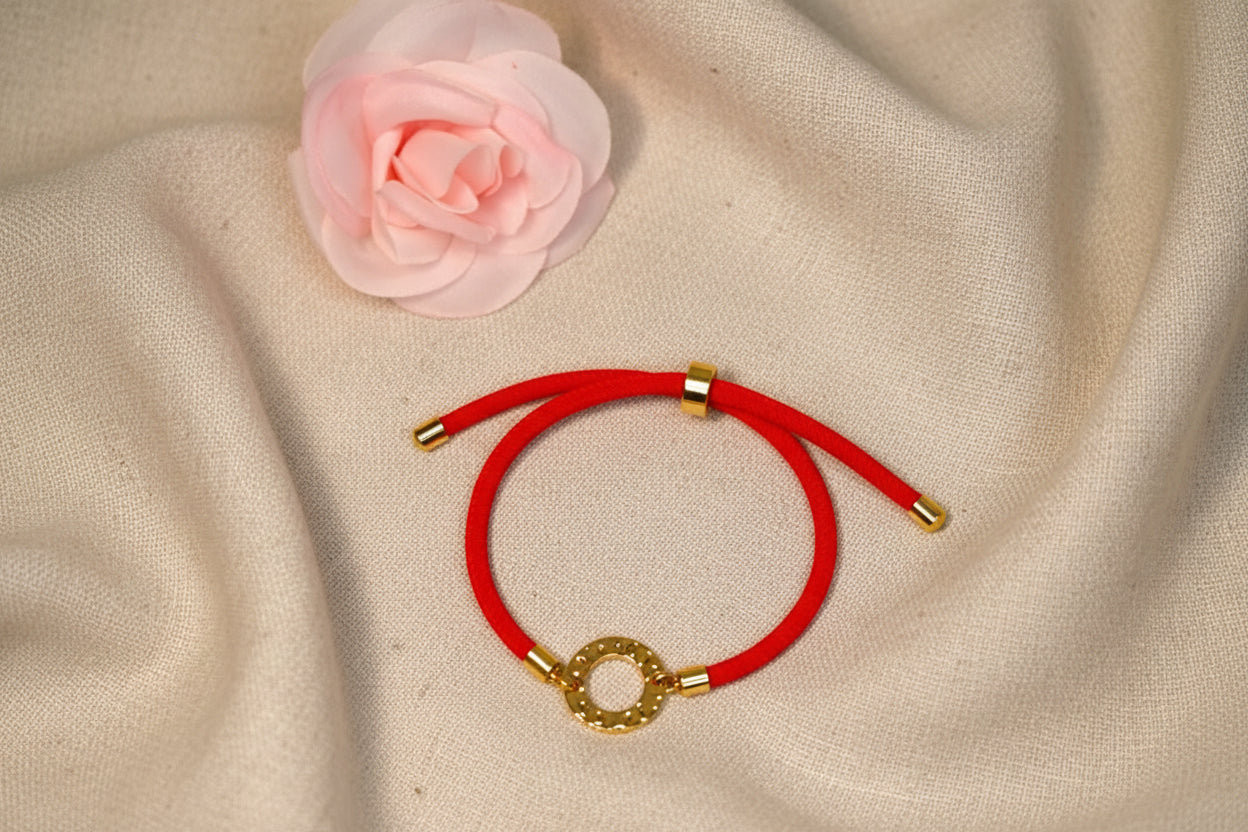 Bracelet cordon rouge avec cercle doré martelé - Rêve de Rose