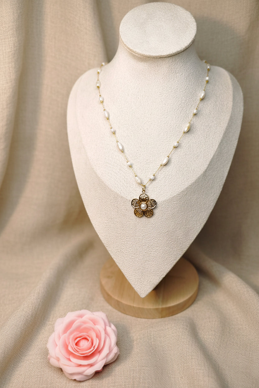 Collier chaîne dorée avec des perles blanches avec un pendentif fleur dorée - Rêve de Rose