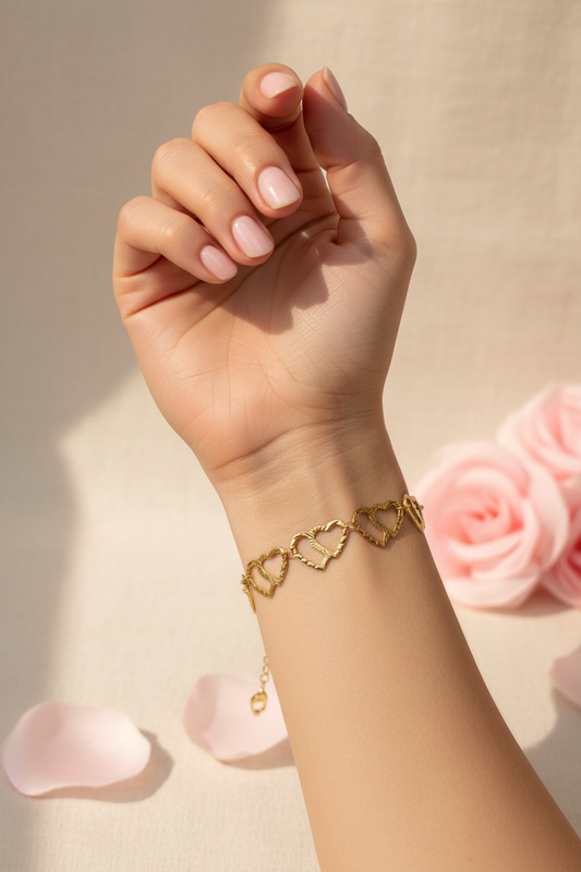 Femme portant un bracelet doré cœurs entrelacés - Rêve de Rose