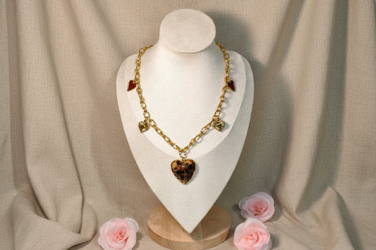 Collier grosse chaîne dorée avec 5 pendentifs cœurs dont un gros au motif léopard - Rêve de Rose