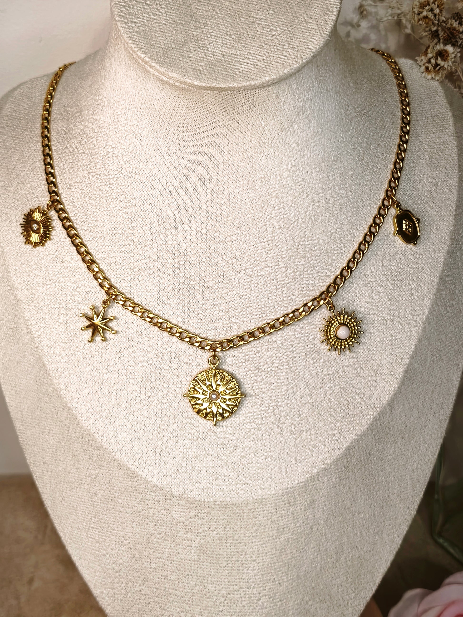 Zoom d'un collier chaîne doré avec 5 pendentifs dorés délicats - Rêve de Rose