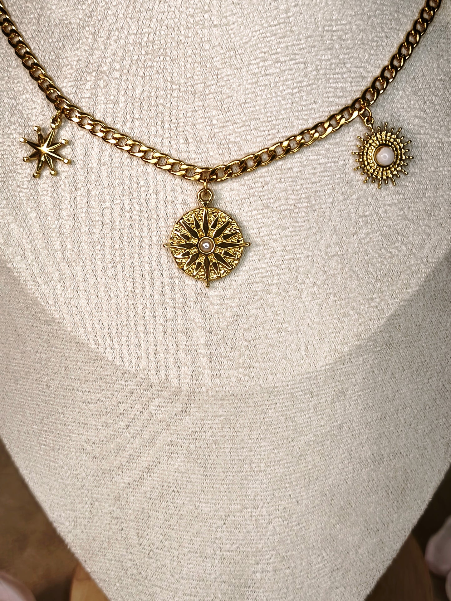 Zoom d'un collier chaîne doré avec 5 pendentifs dorés délicats - Rêve de Rose