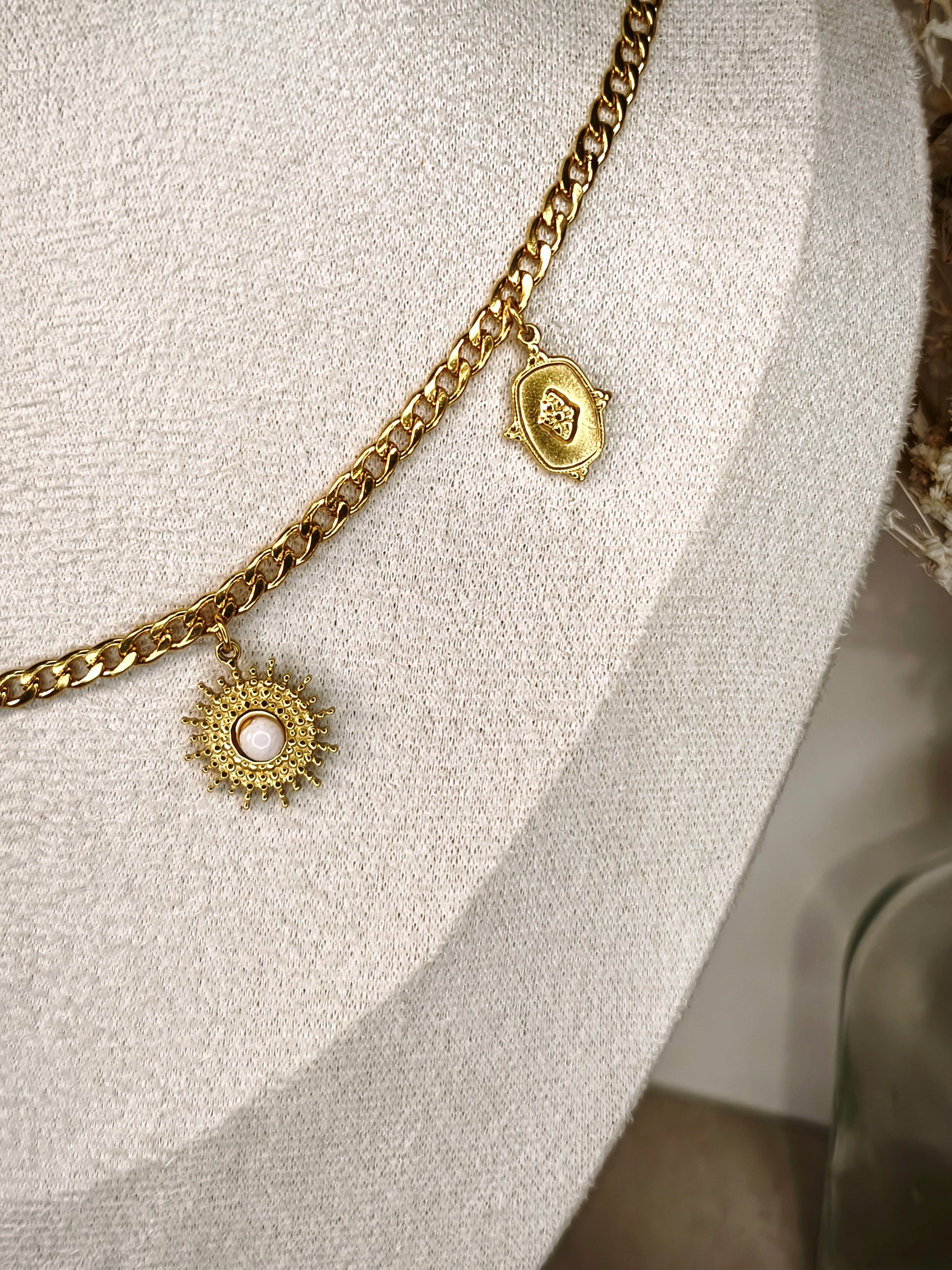 Zoom d'un collier chaîne doré avec 5 pendentifs dorés délicats - Rêve de Rose