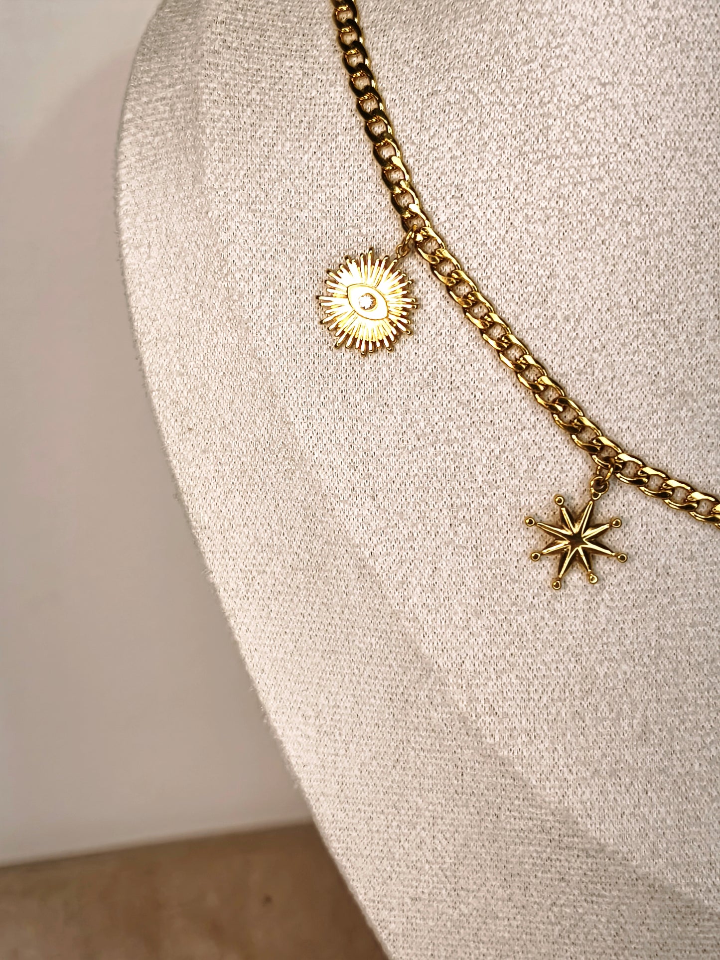 Zoom d'un collier chaîne doré avec 5 pendentifs dorés délicats - Rêve de Rose