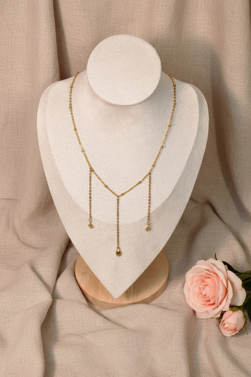 Collier avec 3 chaînes pendantes, 2 petites étoiles scintillantes au bout et une larme dorée - Rêve de Rose