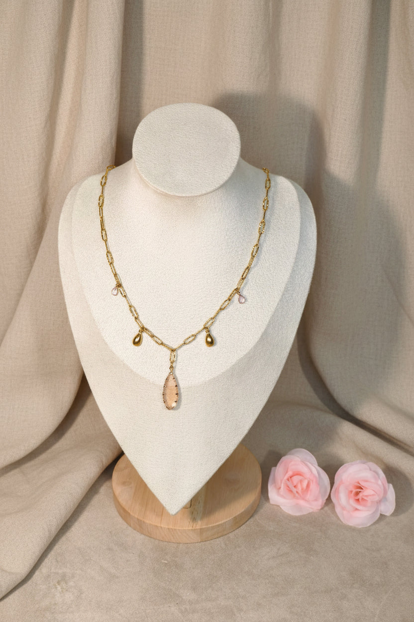 Collier avec grosse goutte en pierre rose, 2 gouttes dorées et 2 petites pierres scintillantes - Rêve de Rose