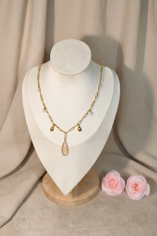 Collier avec grosse goutte en pierre rose, 2 gouttes dorées et 2 petites pierres scintillantes - Rêve de Rose