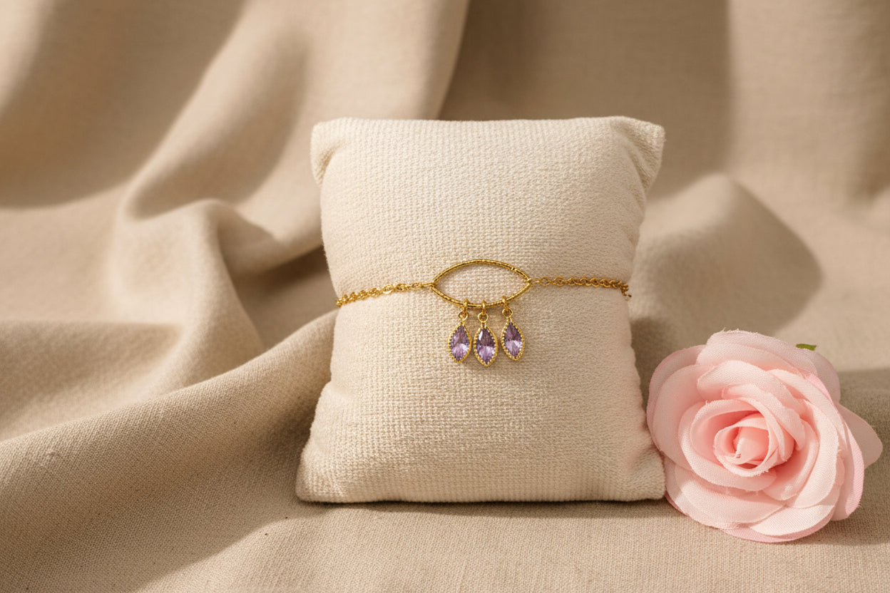 Bracelet fin avec 3 petites pierres scintillantes en forme de losange mauve - Rêve de Rose