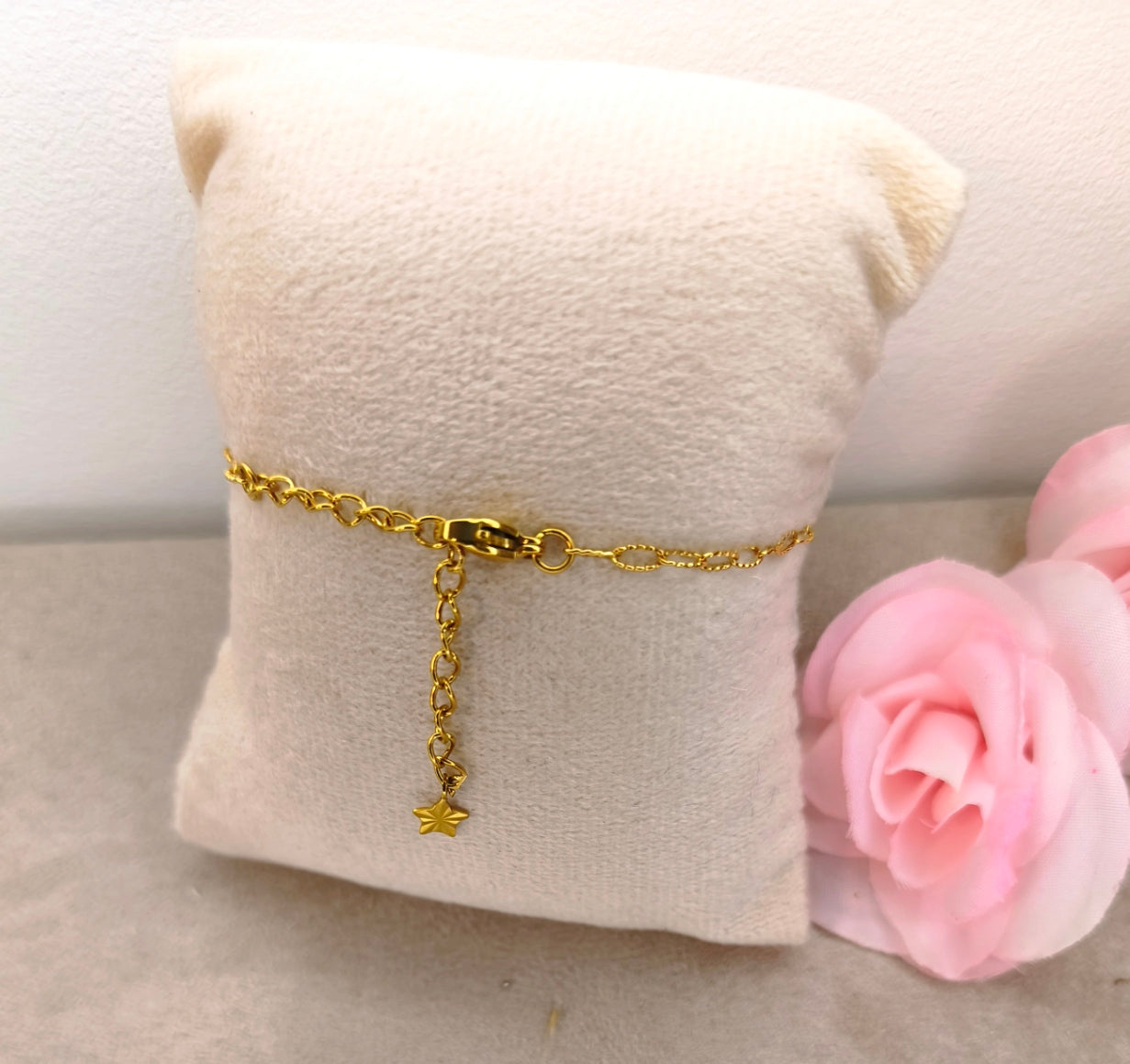 Fermoir d'un bracelet fin avec petite pierre losange scintillante mauve - Rêve de Rose