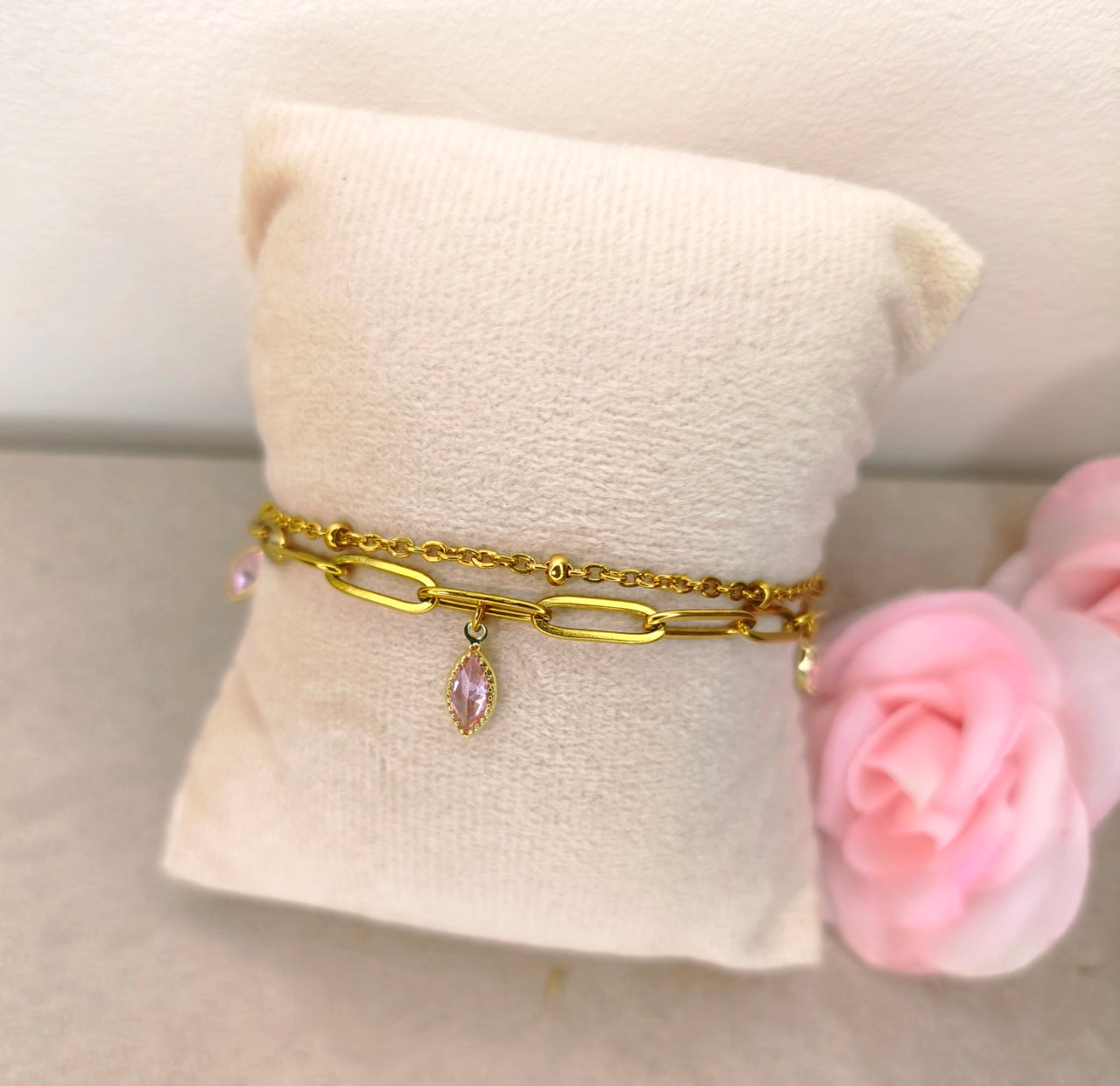 Bracelet double chaîne dorée avec 3 petites pierre losange scintillantes rose - Rêve de Rose