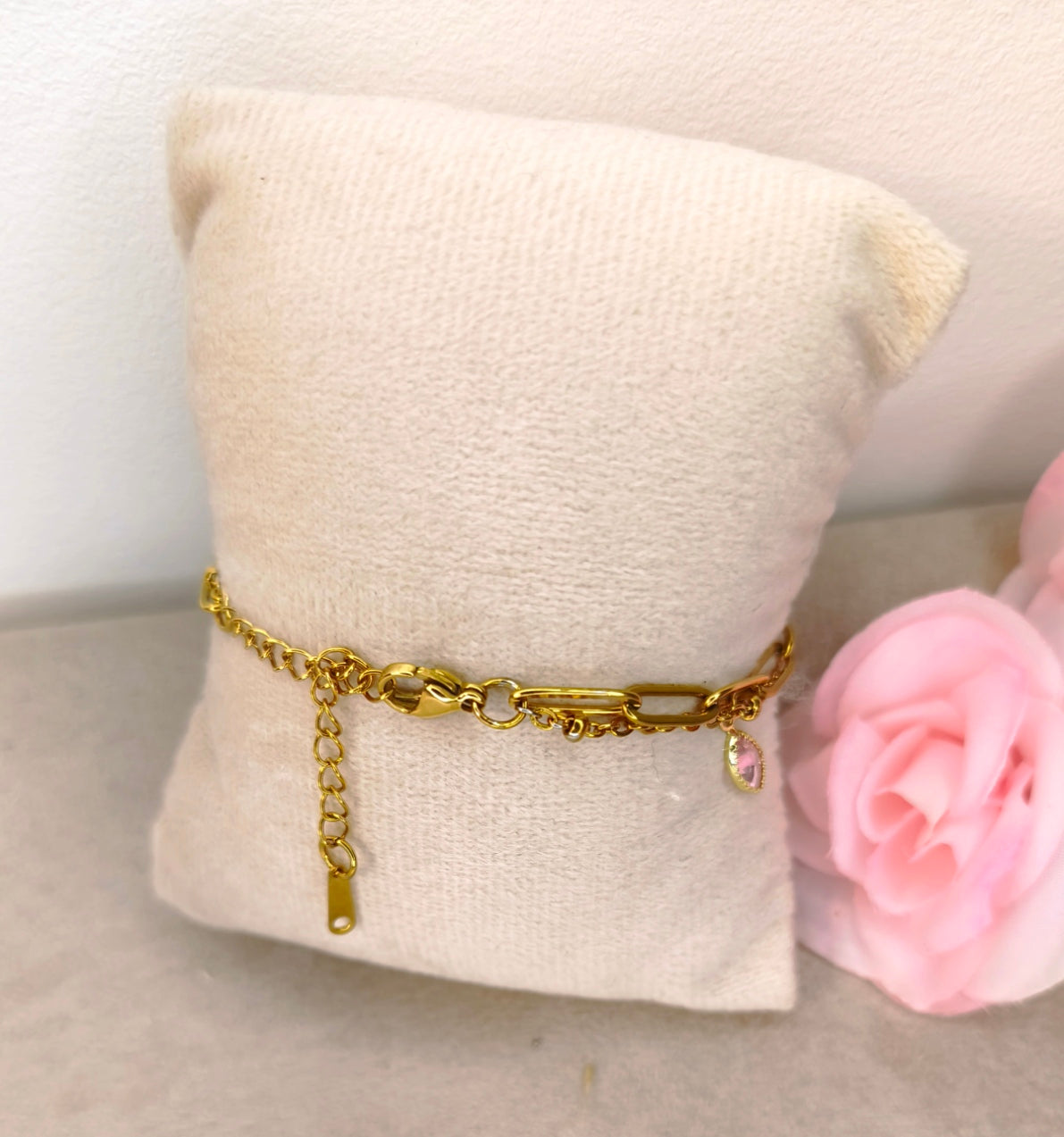 Fermoir d'un bracelet double chaîne dorée avec 3 petites pierre losange scintillantes rose - Rêve de Rose