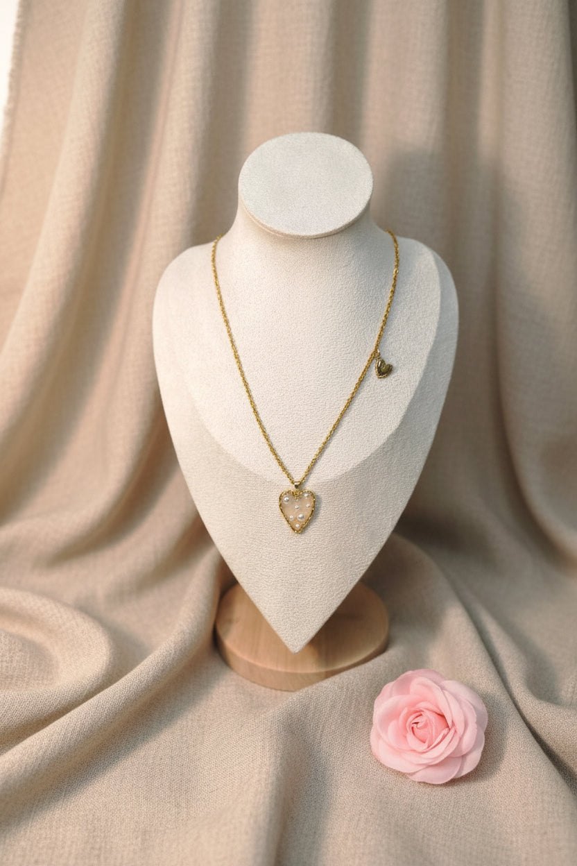 Collier doré avec pendentif cœur avec perles blanches en relief, Bijou romantique - Rêve de Rose