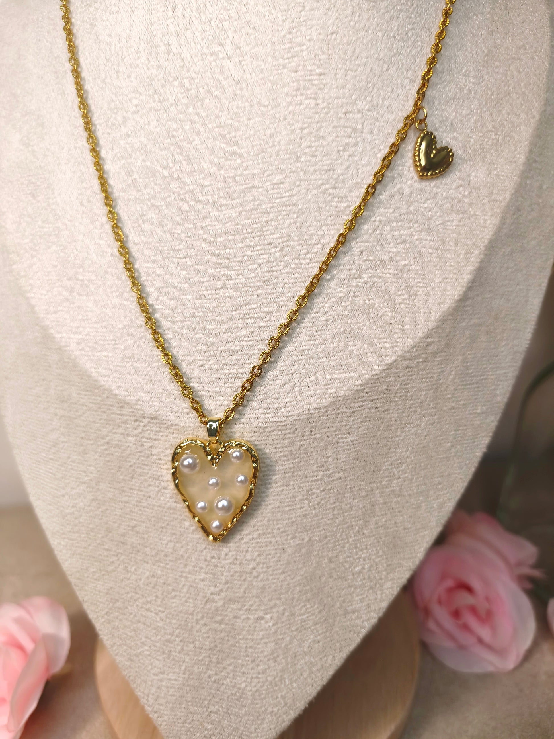 Zoom d'un collier doré avec pendentif cœur avec perles blanches en relief, Bijou romantique - Rêve de Rose