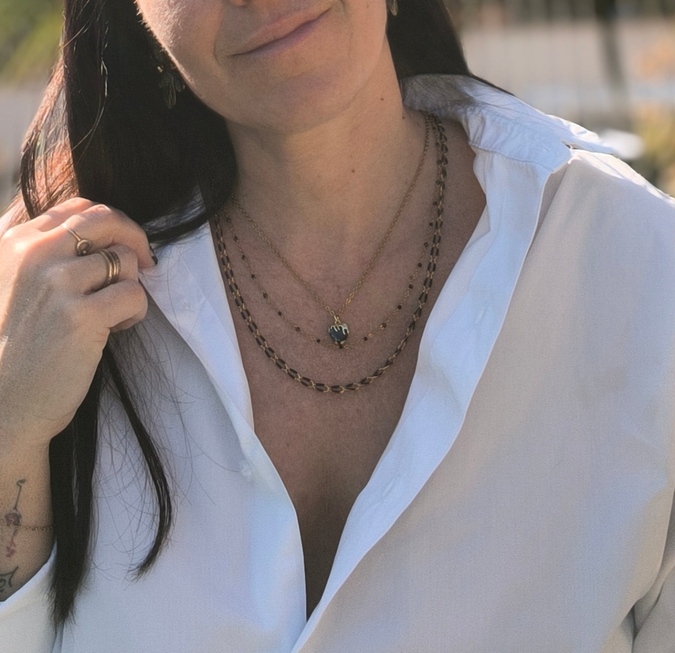 femme portant Collier triple chaîne doré et noir avec pendentif cœur noir - Rêve  de Rose