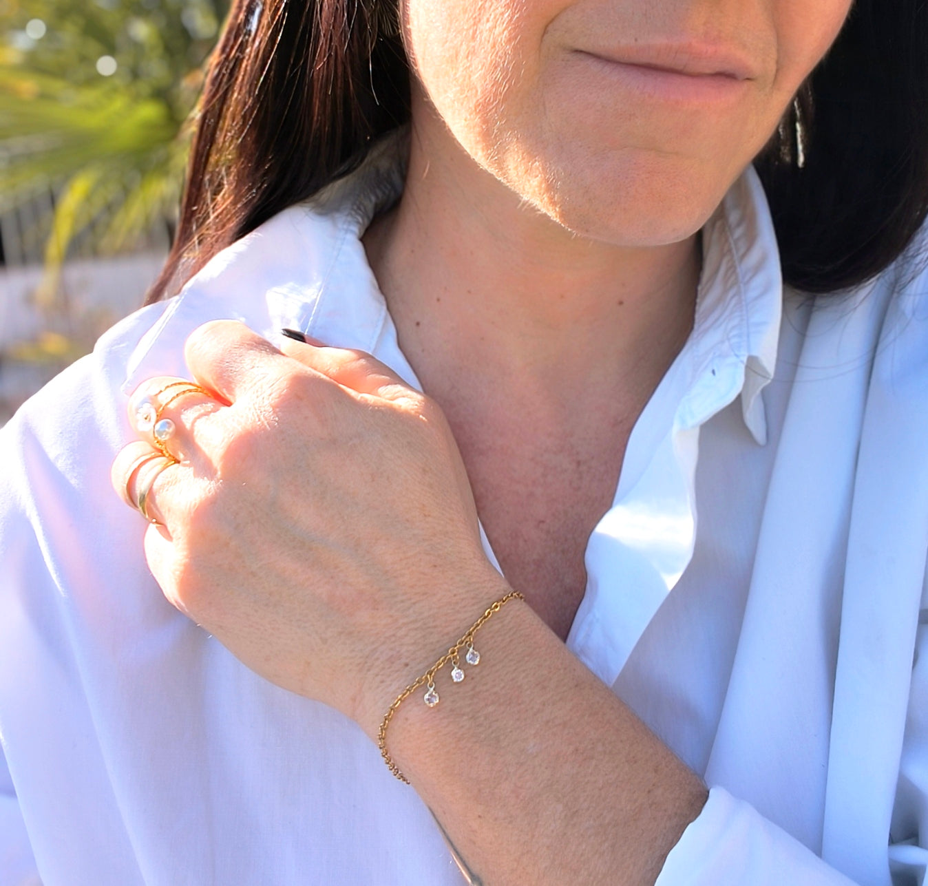 Femme portant Bracelet chaîne fine avec 3 petites pierres scintillante - Rêve de Rose
