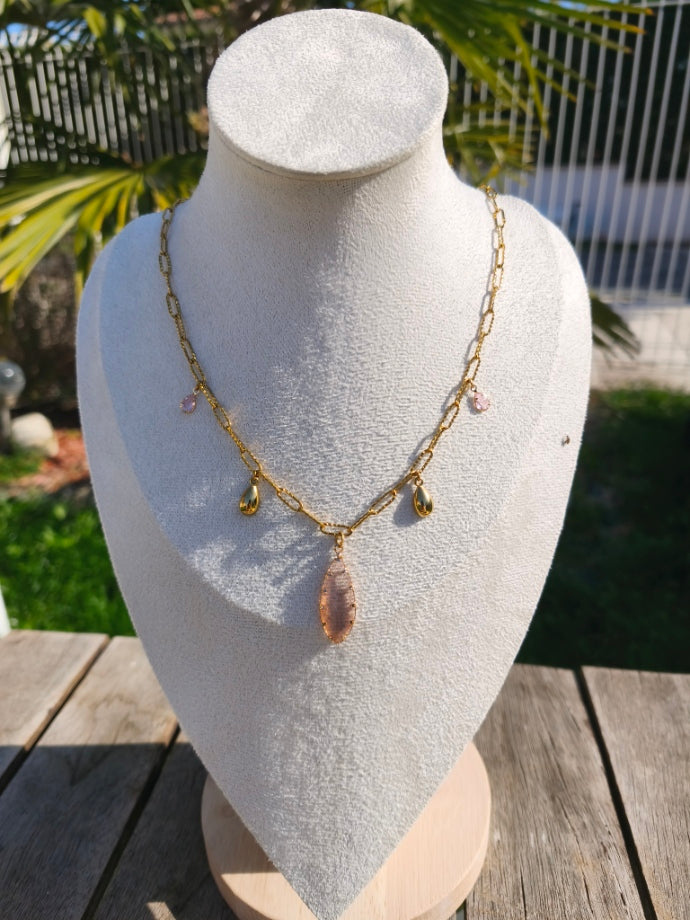 Collier avec grosse goutte en pierre rose, 2 gouttes dorées et 2 petites pierres scintillantes - Rêve de Rose