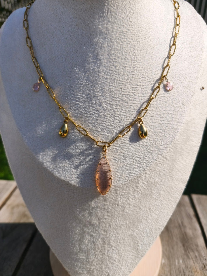 Collier avec grosse goutte en pierre rose, 2 gouttes dorées et 2 petites pierres scintillantes - Rêve de Rose
