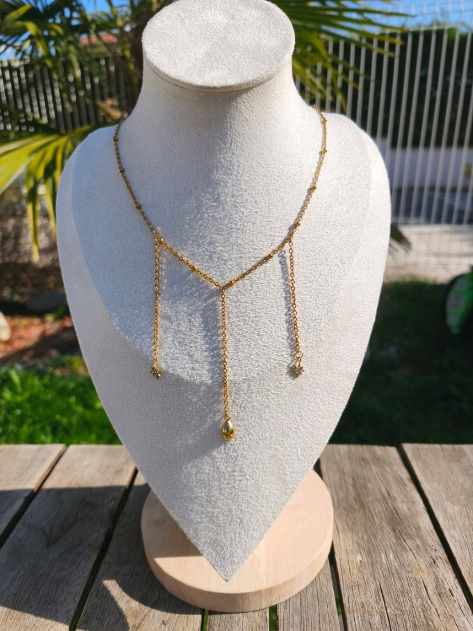 Collier avec 3 chaînes pendantes, 2 petites étoiles scintillantes au bout et une larme dorée - Rêve de Rose