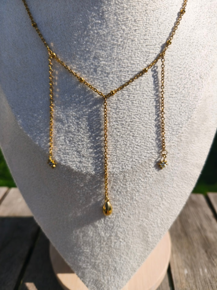Collier avec 3 chaînes pendantes, 2 petites étoiles scintillantes au bout et une larme dorée - Rêve de Rose
