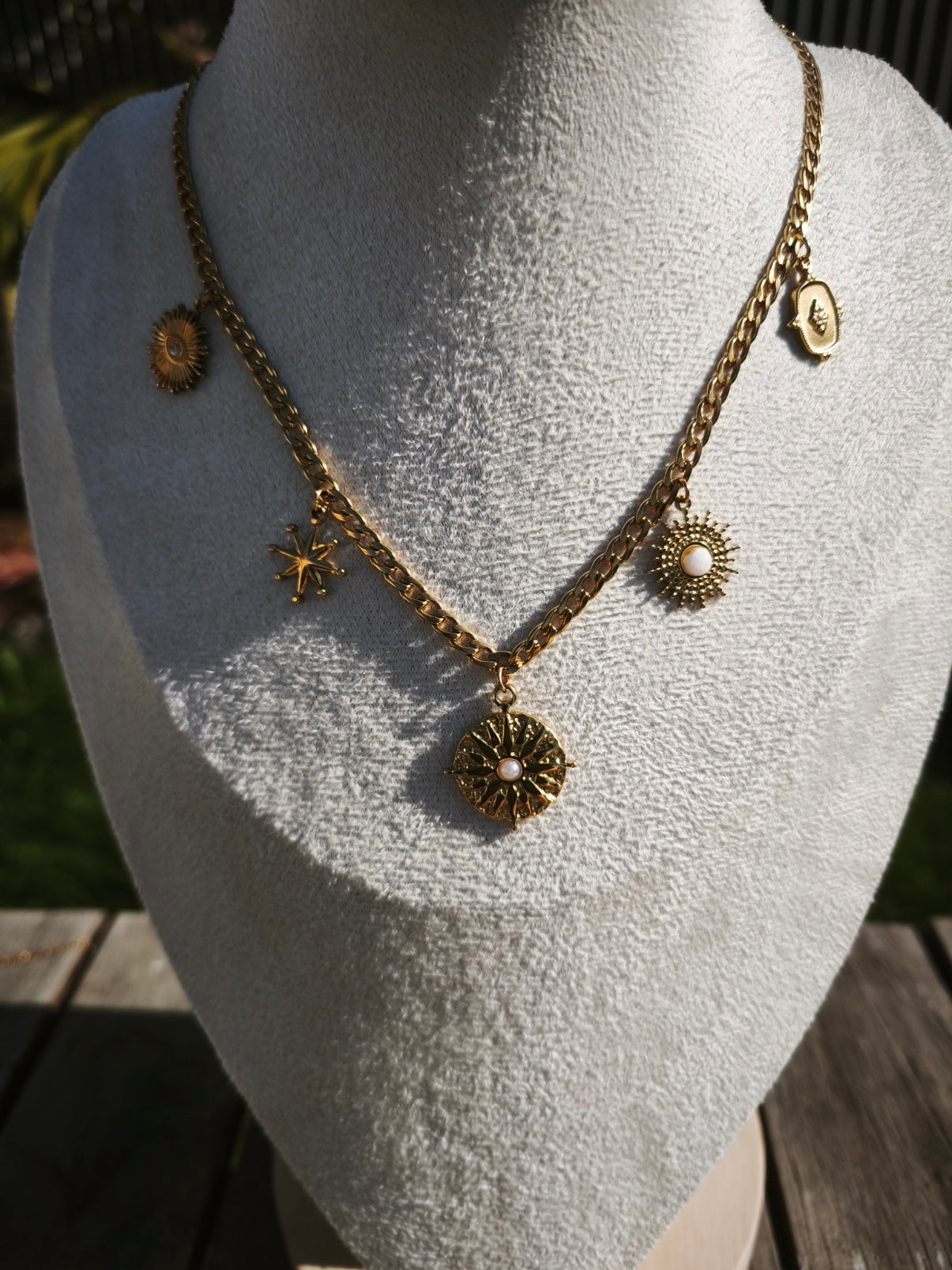 Collier chaîne doré avec 5 pendentifs dorés délicats - Rêve de Rose