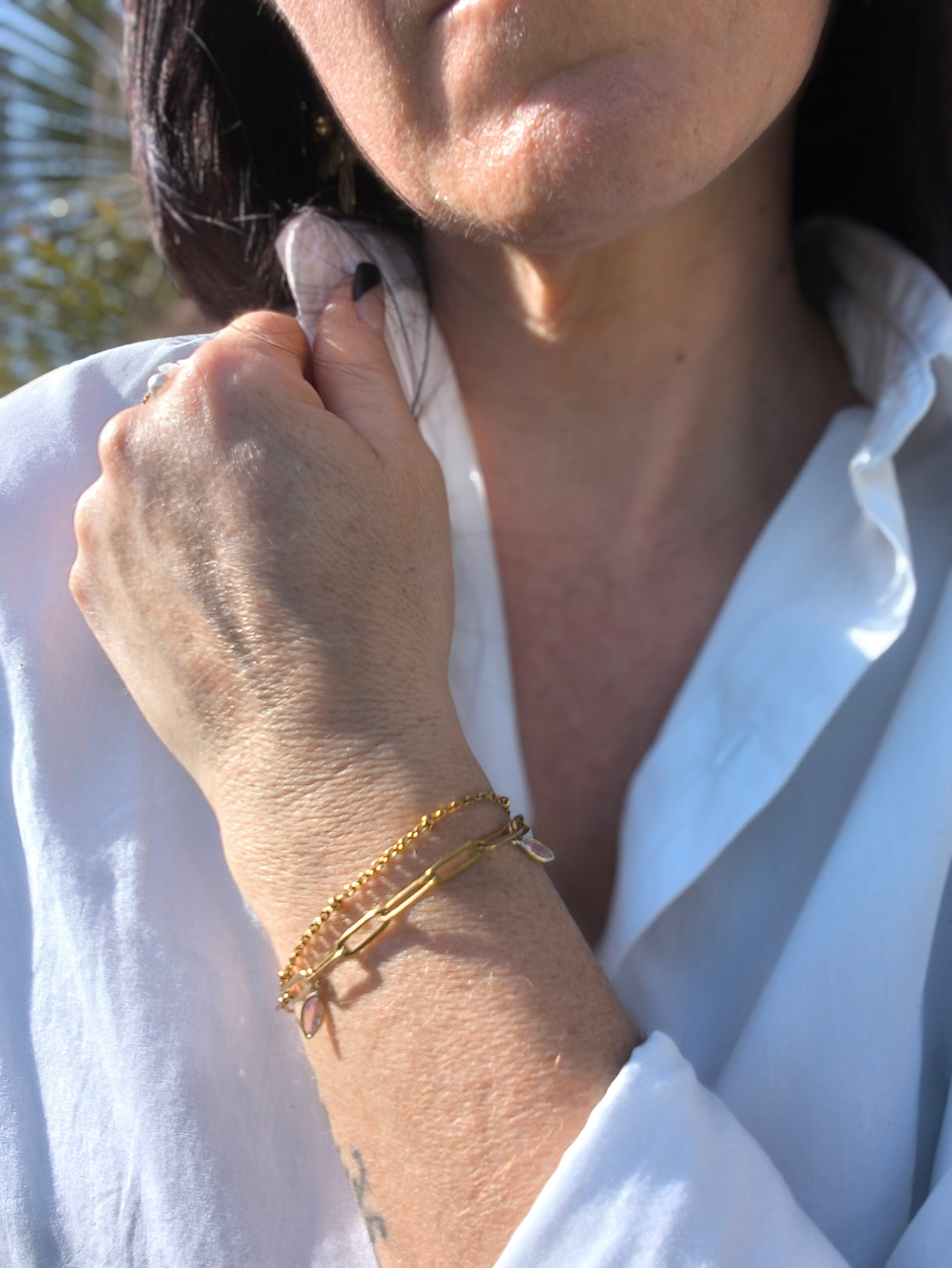 Femme portant Bracelet double chaîne dorée avec 3 petites pierre losange scintillantes rose - Rêve de Rose