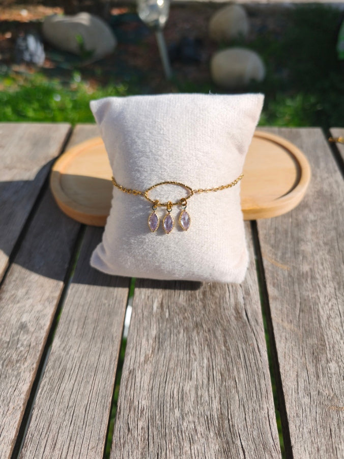 Bracelet fin avec 3 petites pierres scintillantes en forme de losange mauve - Rêve de Rose