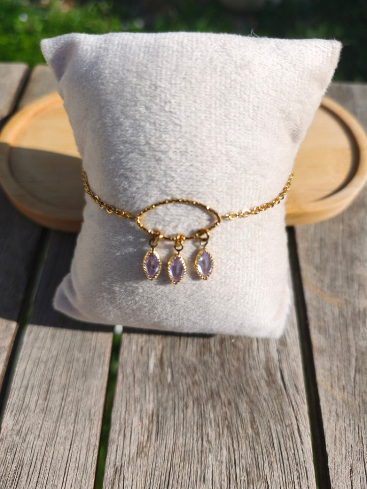 Bracelet fin avec 3 petites pierres scintillantes en forme de losange mauve - Rêve de Rose