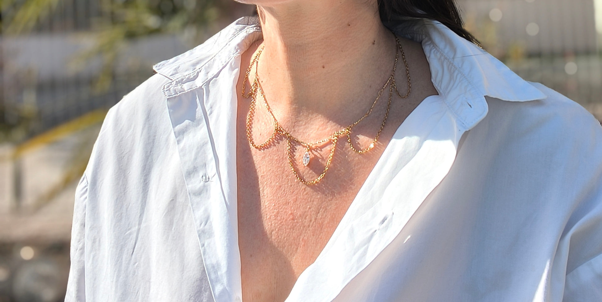 Femme portant Collier double chaîne en fleur avec pierre scintillante ovale - Rêve de Rose