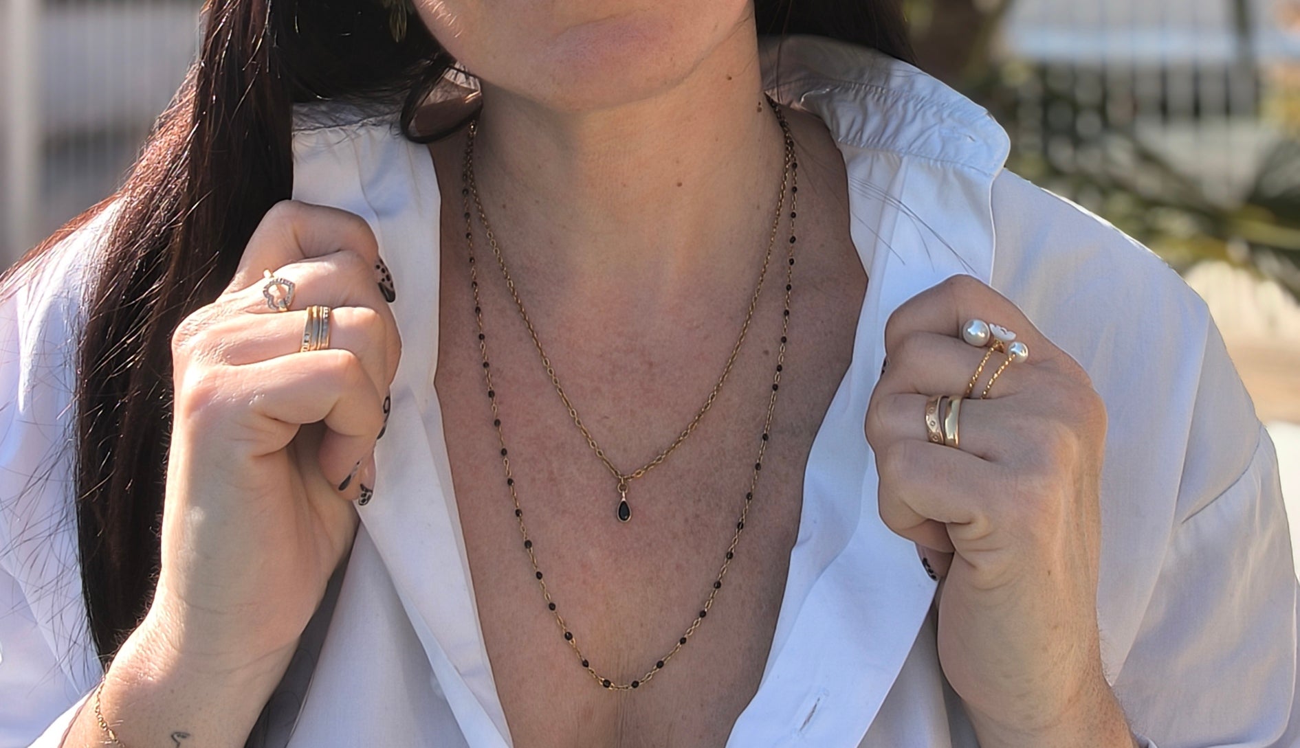 Femme portant Collier double chaîne dorée et noire avec petite pierre noire - Rêve de Rose