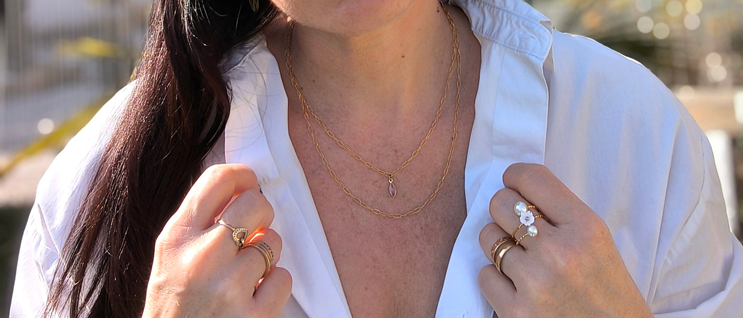 Femme portant Collier double chaîne doré avec pendentif petite pierre en losange scintillante rose - Rêve de Rose