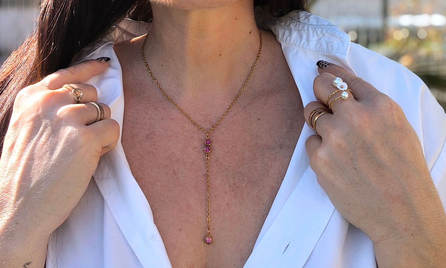 Femme portant Collier Y avec 2 pierres roses centrales et une à la pointe - Rêve de Rose