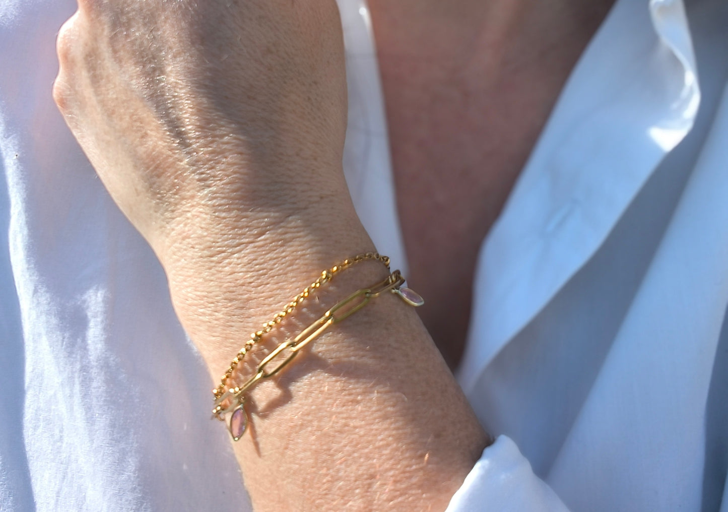 Femme portant Bracelet double chaîne dorée avec 3 petites pierre losange scintillantes rose - Rêve de Rose