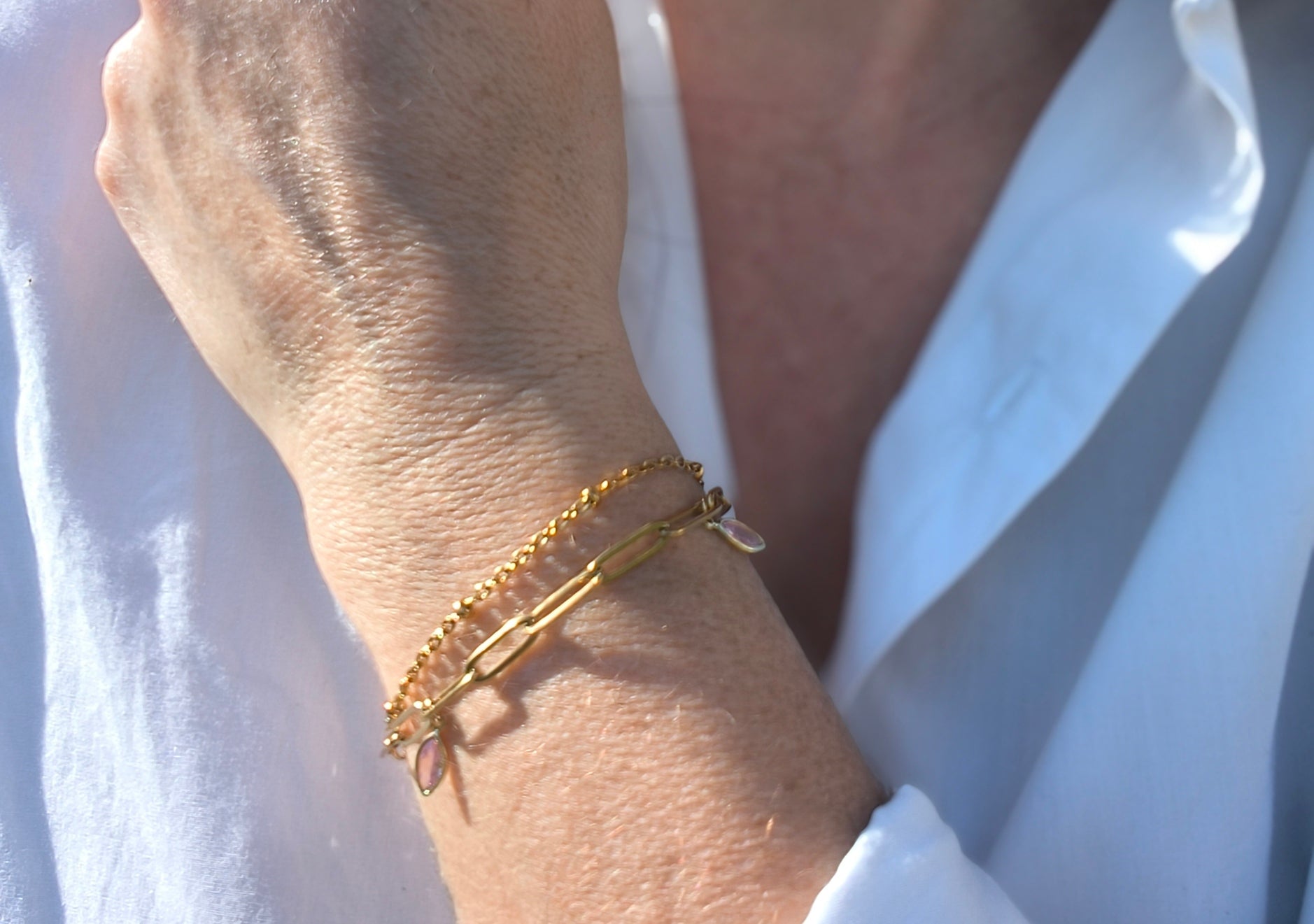 Femme portant Bracelet double chaîne dorée avec 3 petites pierre losange scintillantes rose - Rêve de Rose