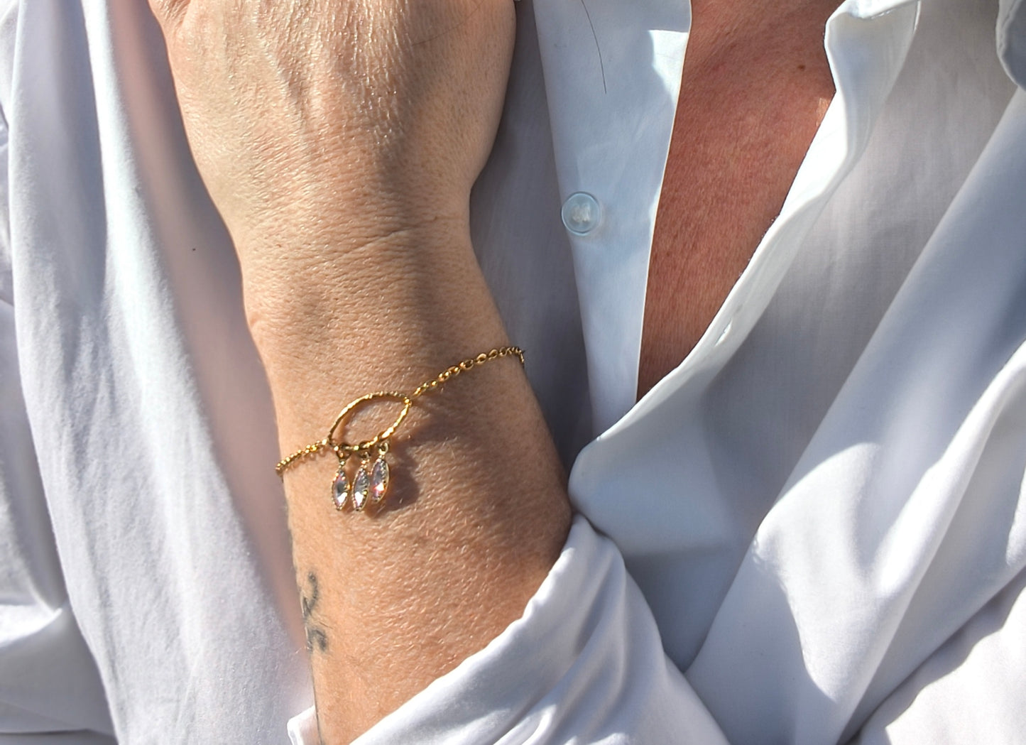 Bracelet fin avec 3 petites pierres scintillantes en forme de losange mauve - Rêve de Rose