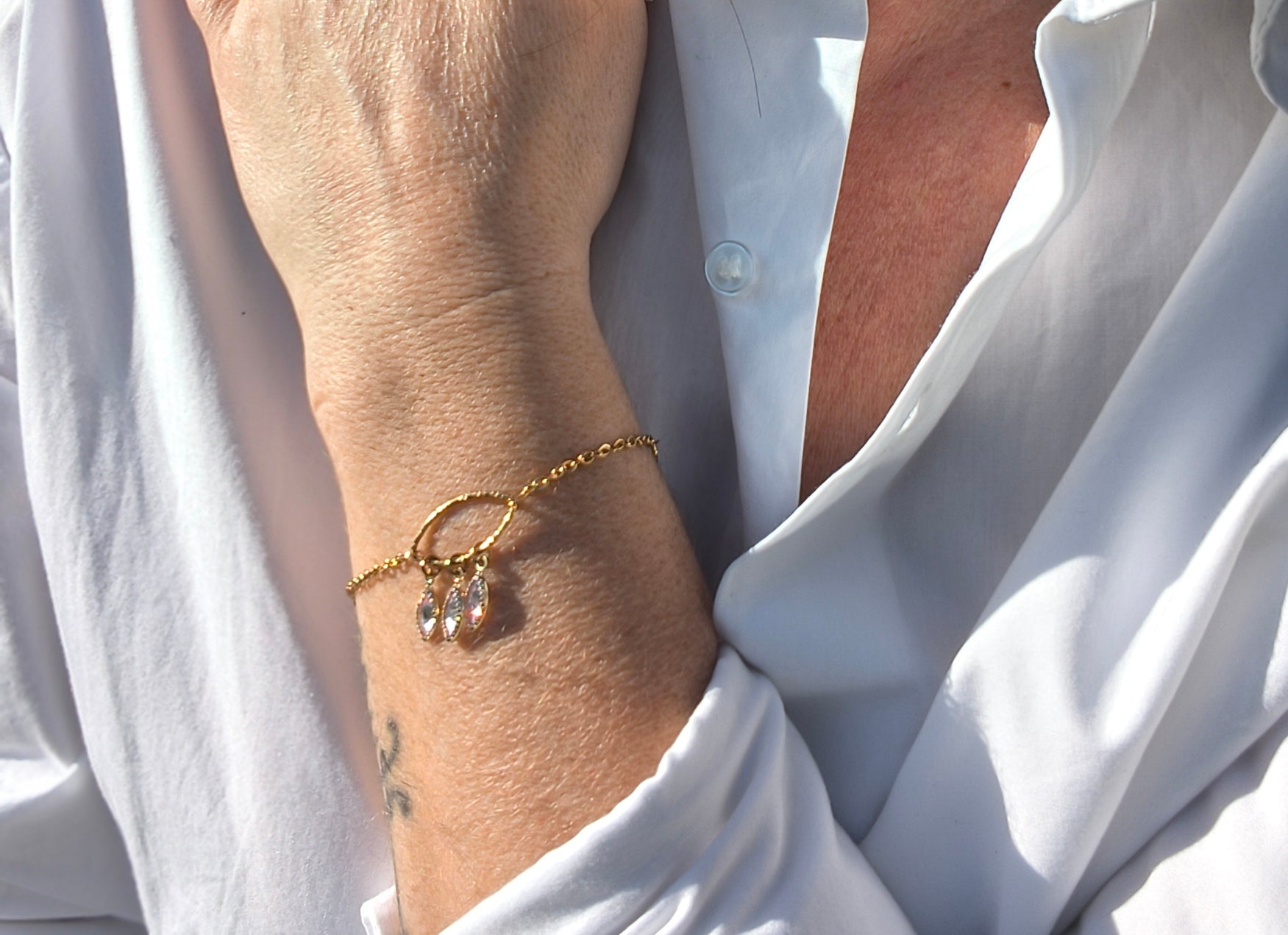 Bracelet fin avec 3 petites pierres scintillantes en forme de losange mauve - Rêve de Rose