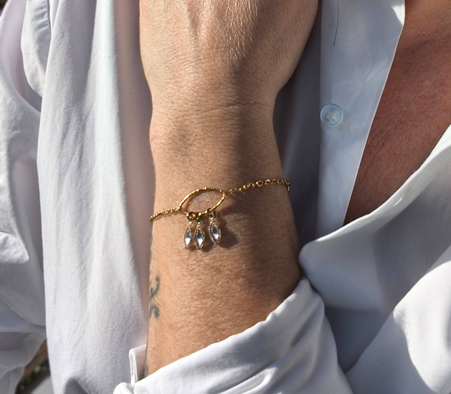 Femme portant Bracelet fin avec 3 petites pierres scintillantes en forme de losange mauve - Rêve de Rose