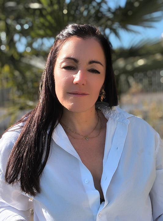 Femme portant Collier double chaîne dorée avec pendentif pierre verte pastel au centre - Rêve de Rose